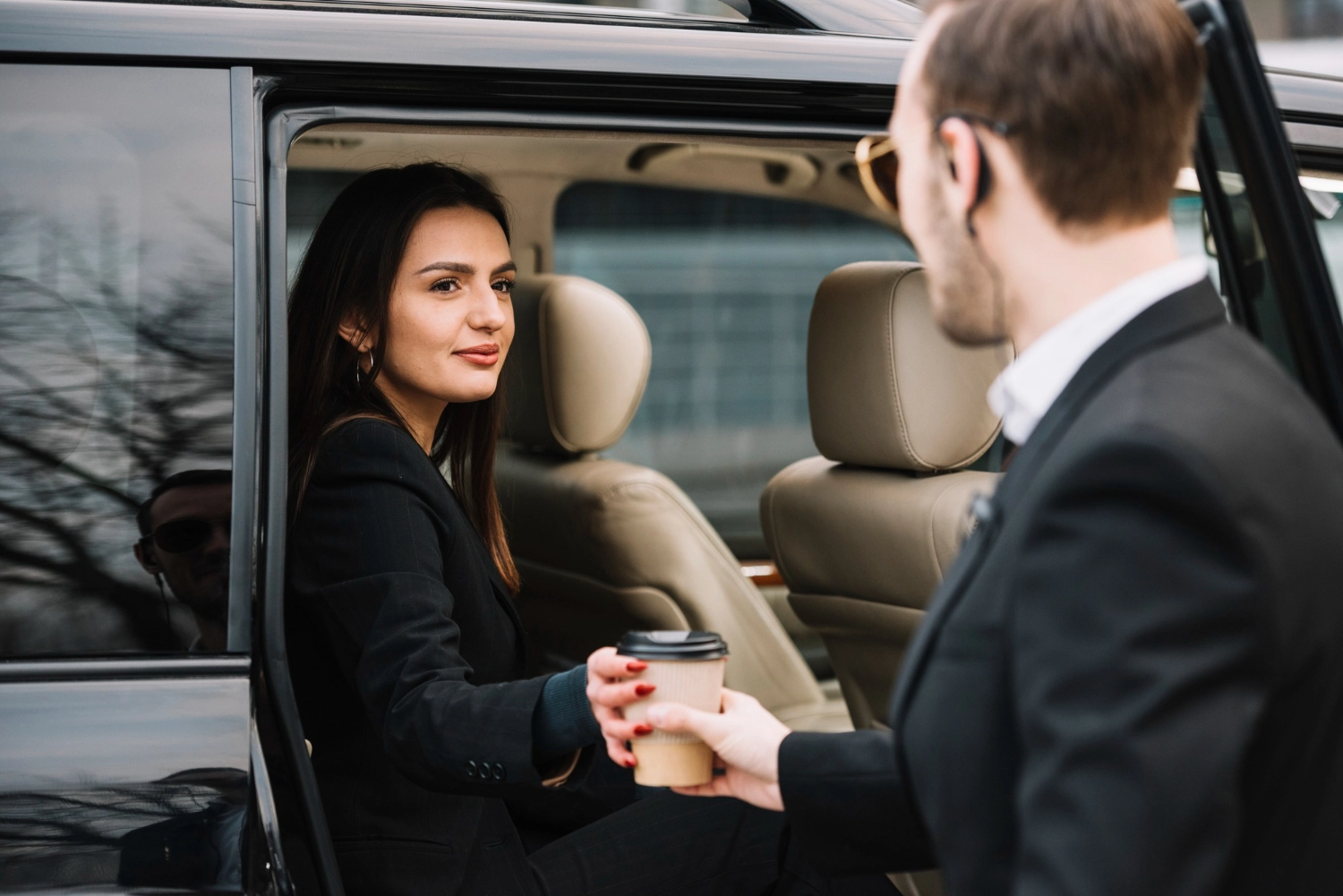 femme dans une van-taxi